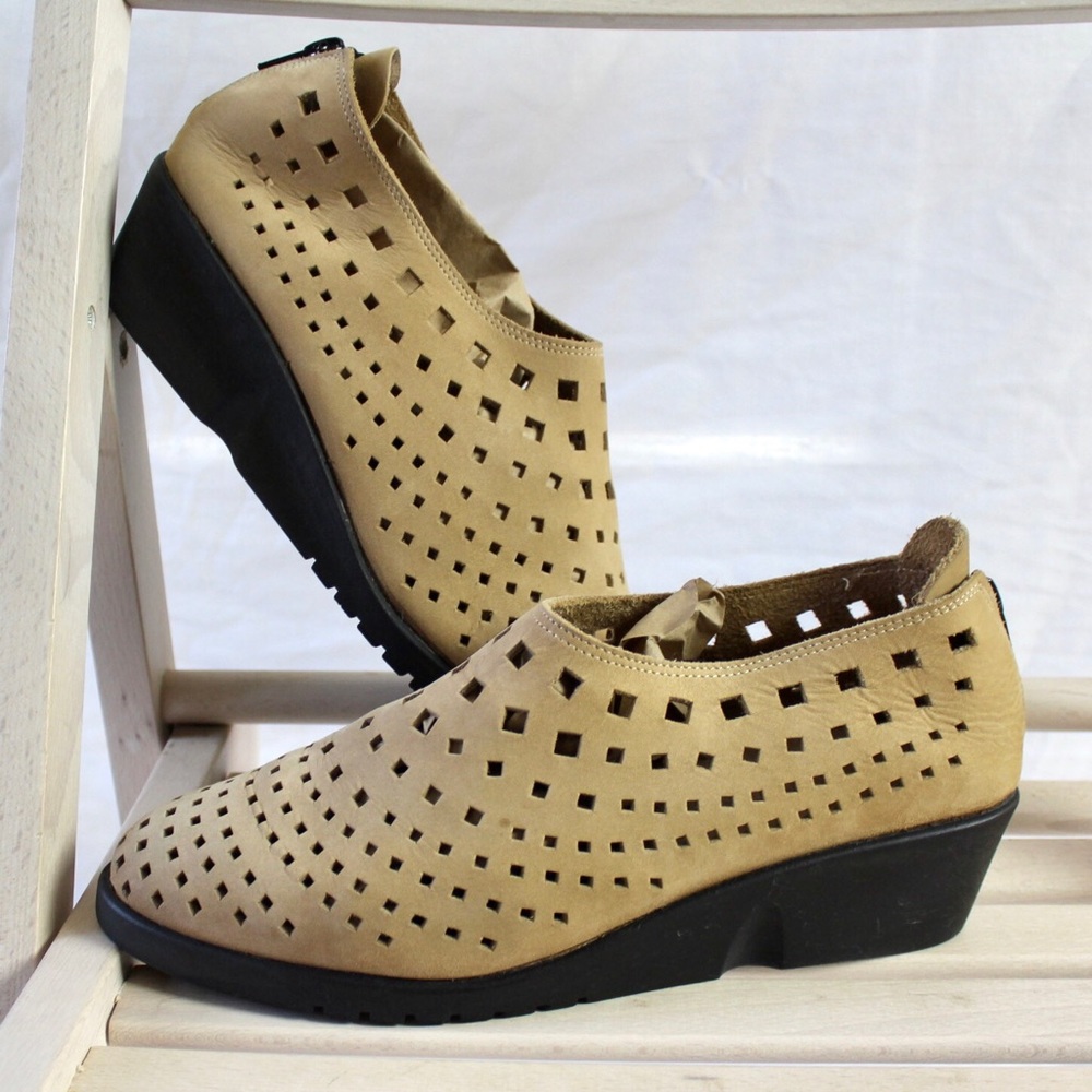 Walking Co Tan Leather Wedges Perforated Zip EU 40